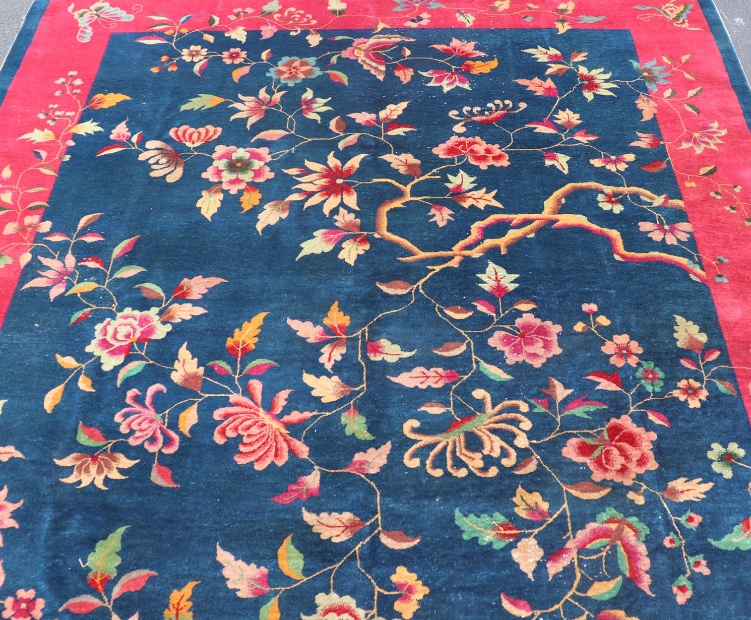 Blue Background Chinese Art Deco Rug with Large Vining Flowers and Leaves. Keivan Woven Arts / rug X23 - 0603, country of origin / type: China / Art Deco, circa 1920. Measures: 9'0 x 11'4 Alive with color, this beautiful antique Art Deco Chinese r... - Keivan Woven ArtsX23 - 0603 - 24486Rug